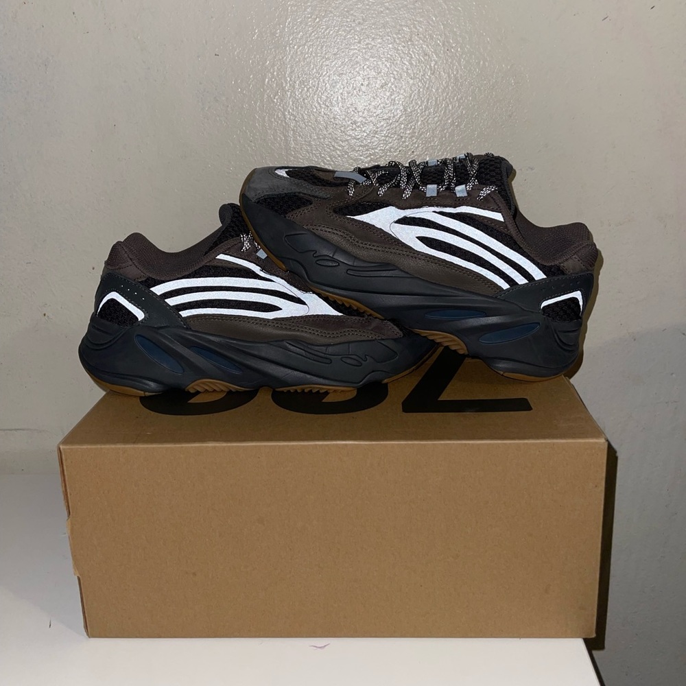 YEEZY BOOST 700 V2